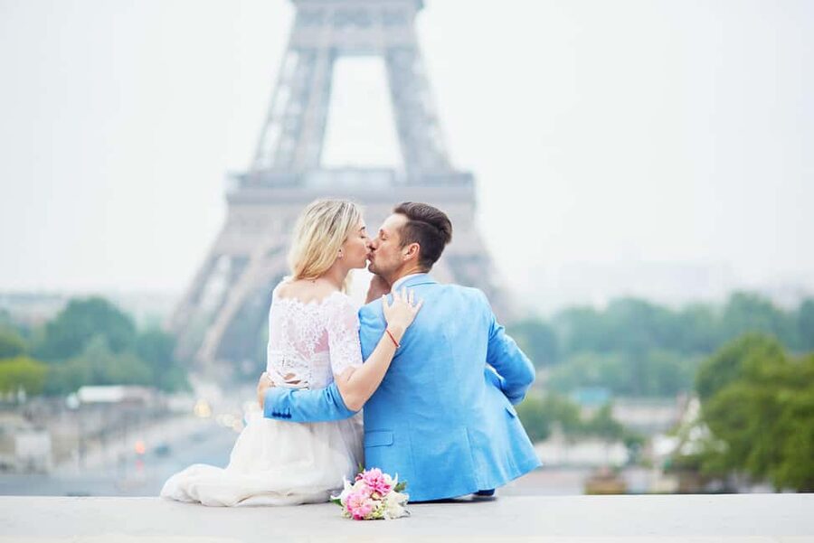 Paris: Romantic Couple Photoshoot (with flower bouquet!) - The 1-hour flow around the Eiffel Tower (and how it should feel)