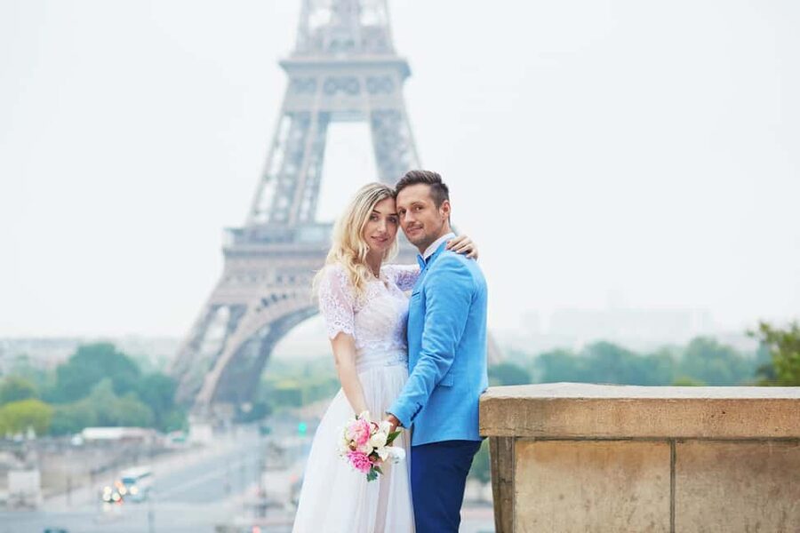 Paris: Romantic Couple Photoshoot (with flower bouquet!) - The bouquet prop: the small thing that fixes a big posing problem