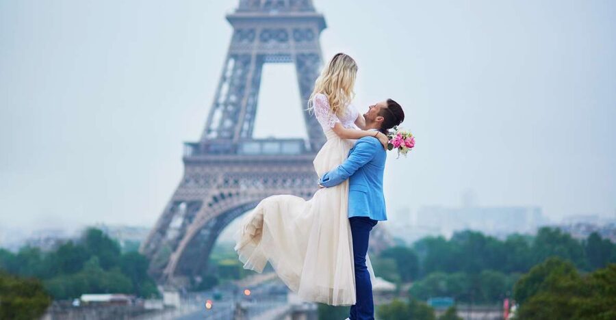 Paris: Romantic Couple Photoshoot (with flower bouquet!) - Language match and punctuality: the biggest success factors