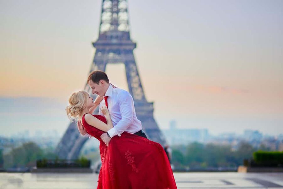 Paris: Romantic Couple Photoshoot (with flower bouquet!) - Where to meet: the City of Architecture and Heritage steps