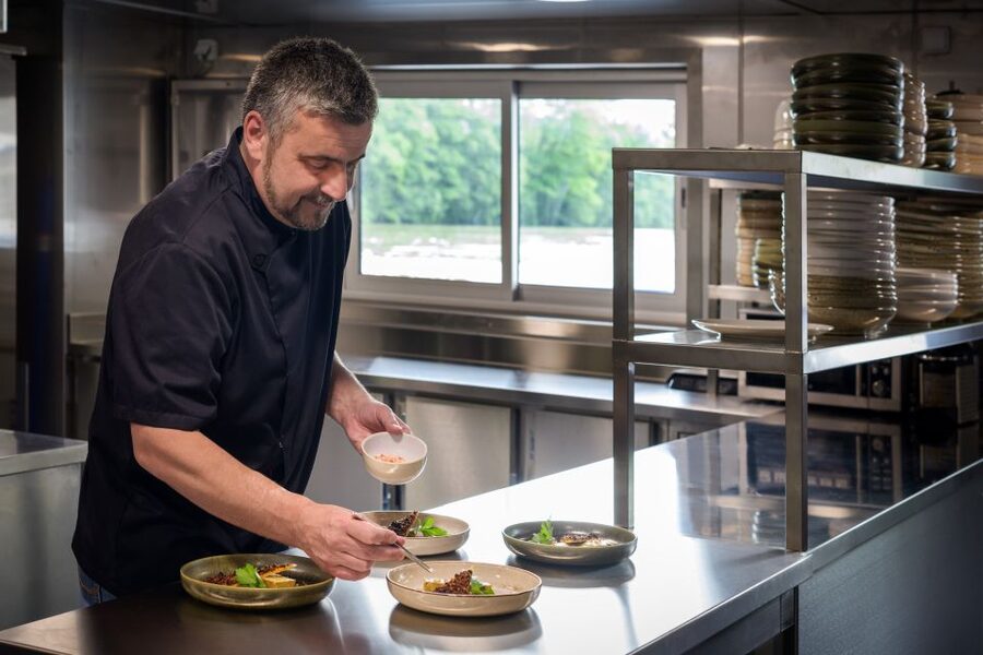 Paris: Romantic Cruise with 3-course Dinner on Seine River - Should You Book This Seine Dinner Cruise?