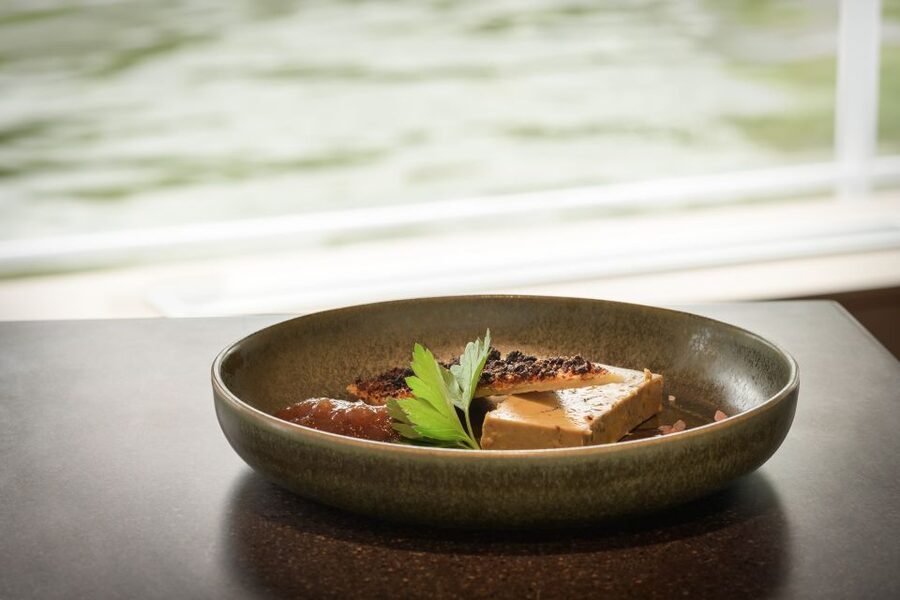 Paris: Romantic Cruise with 3-course Dinner on Seine River - Seating, Terrace, and Photos: How to Get the Best Views