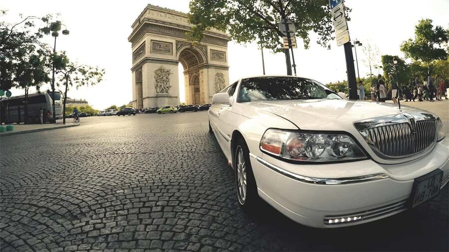 Paris: Romantic Limousine Tour - Private limousine, big romance energy for two