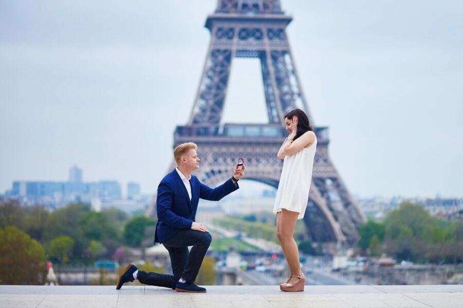 Paris: Romantic Photoshoot for Couples - A private romantic session starts at Port de Suffren
