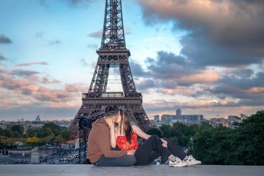 Photo session for couples with flowers around Eiffel tower - Key highlights worth your time