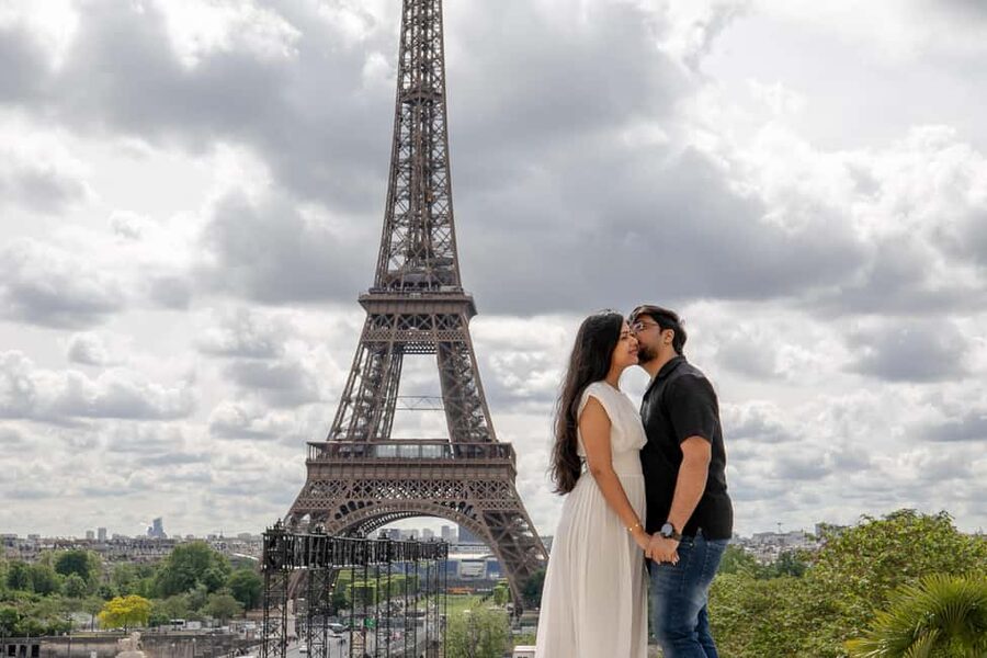 Photo session for couples with flowers around Eiffel tower - Trocadéro Meeting Point: the View Setup You Want
