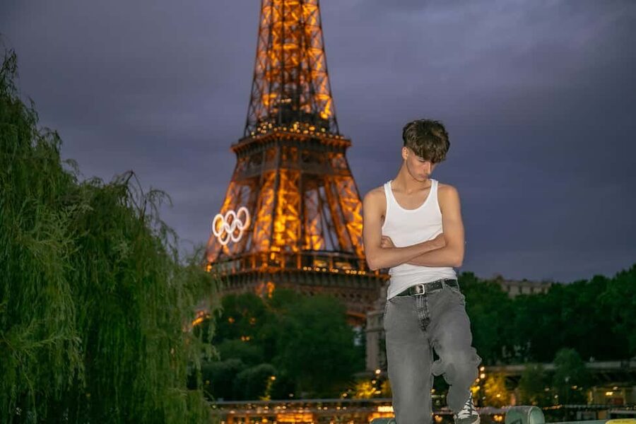 Photo session for couples with flowers around Eiffel tower - Pose Guidance: How You Get Natural Photos Together