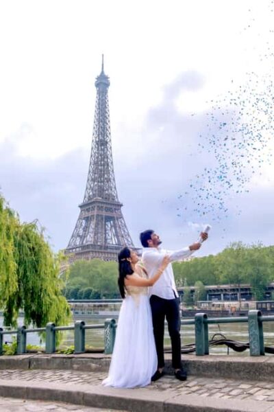 Photo session for couples with flowers around Eiffel tower - A 1-Hour Couples Shoot That Moves Around Trocadéro