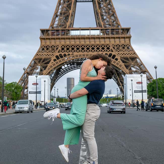 Photo session for couples with flowers around Eiffel tower - Eiffel Tower Photos Without Buying Tickets