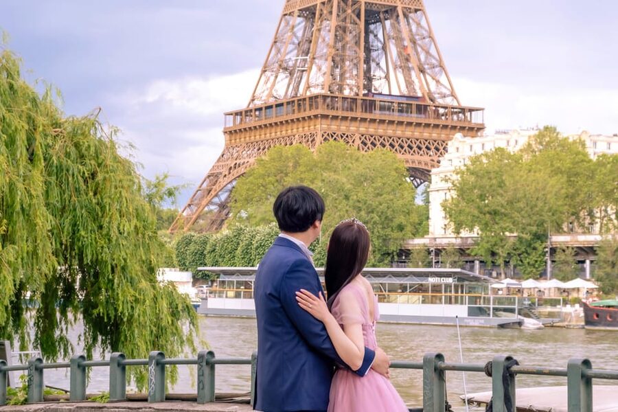 Photo session for couples with flowers around Eiffel tower - Trocadéro Anecdotes: Meaning Beyond the Photo
