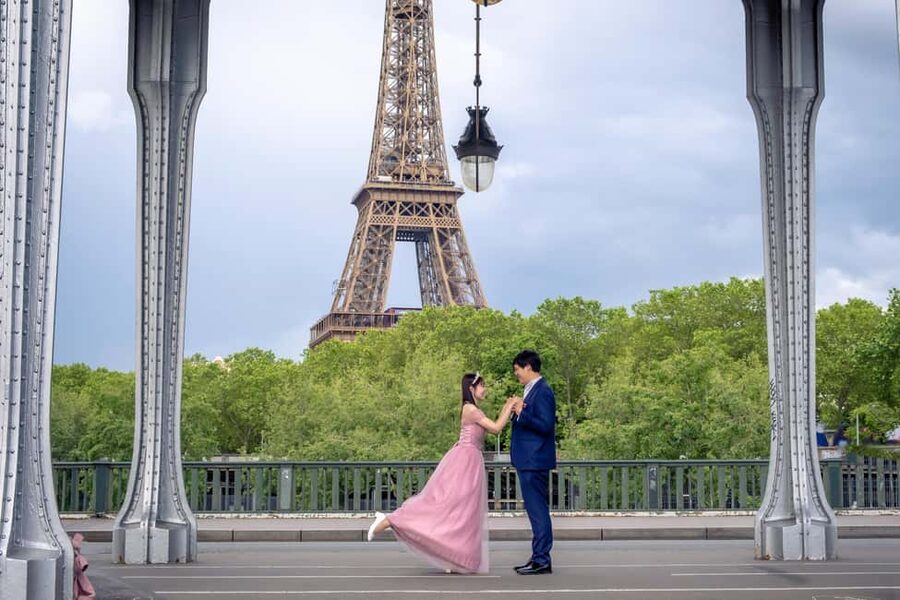 Photo session for couples with flowers around Eiffel tower - Bouquet Option and Short Video Reel: Romantic Extras That Fit the Moment
