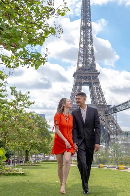 Photo session for couples with flowers around Eiffel tower - Languages, Private Group, and Mobility Notes