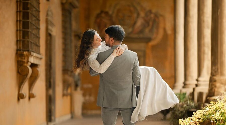 Photoshoot in Rome for couples - The Colosseum Classic: getting the shot outside the arena