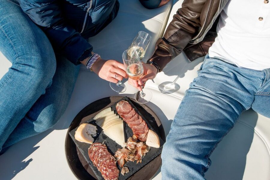 Porto: Romantic Sailboat Cruise - Onboard comforts: welcome drink, snacks, and Spotify