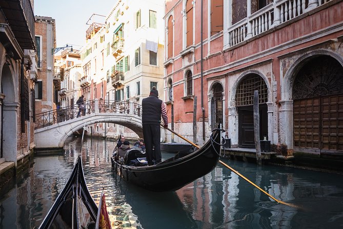 Private Crafted Gondola Ride on the Grand Canal - Dinner near Ai Choristi and Teatro La Fenice: great add-on, mixed execution