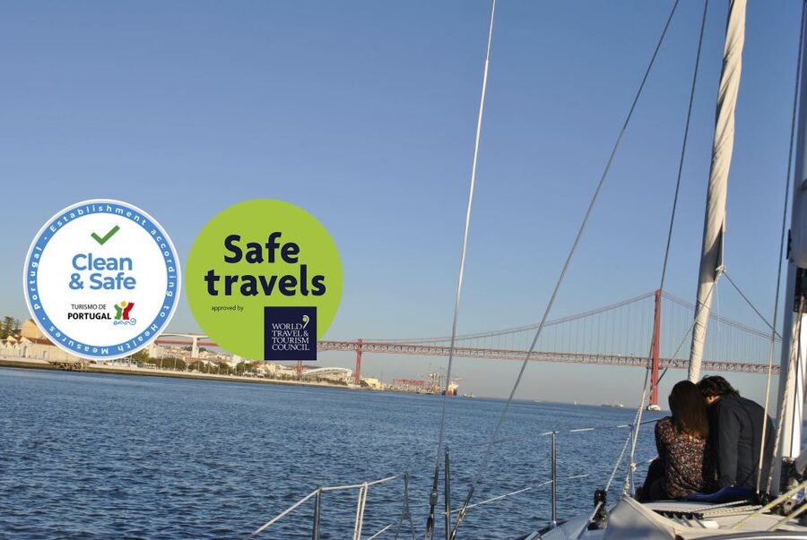 Private Romantic cruise with sparkling wine- 2-Hour- Lisbon - The sparkling wine moment: small detail, big effect