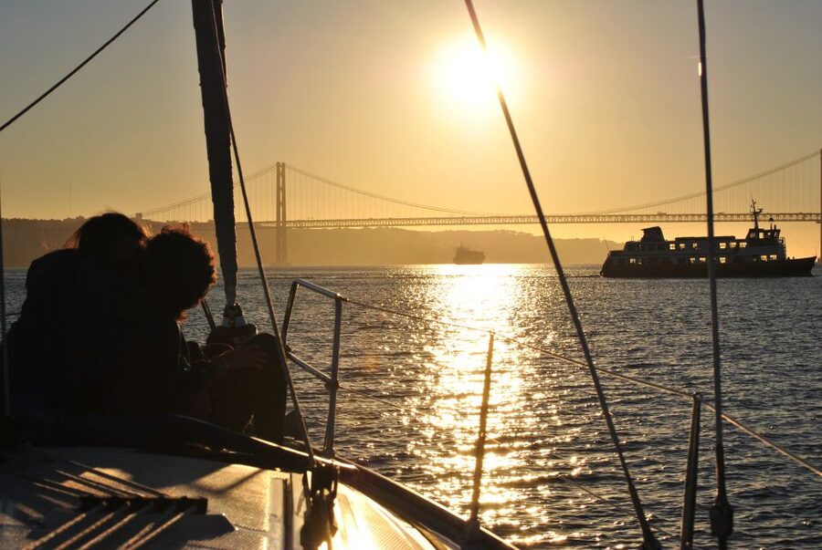Private Romantic cruise with sparkling wine- 2-Hour- Lisbon - The crew you want: Rui and Ricardo, plus Antonio and Vanda