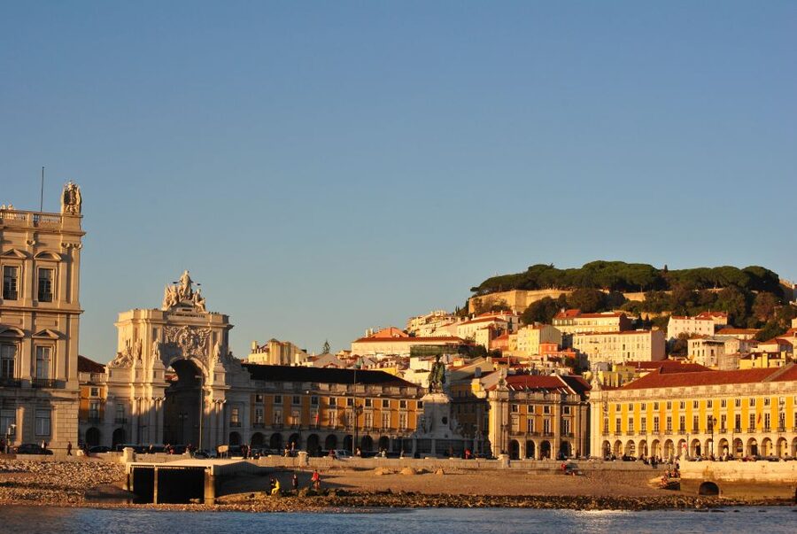Private Romantic cruise with sparkling wine- 2-Hour- Lisbon - Meeting point, pickup, and other practical details