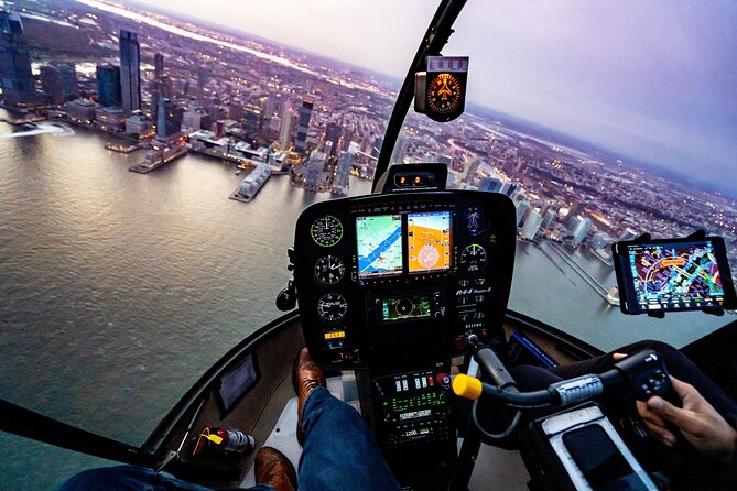 Private Romantic NYC Helicopter Scenic Charter with Champagne - A romantic NYC helicopter charter: what you’re really buying