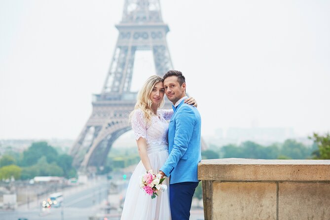 Private Romantic Photoshoot in Paris with Bouquet of Flowers - Bouquet at the start: the prop that helps your posing