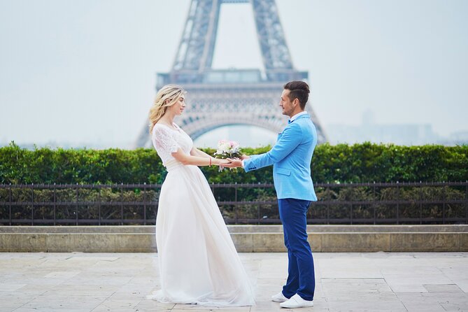 Private Romantic Photoshoot in Paris with Bouquet of Flowers - Value and price: $150.10 per group up to 4