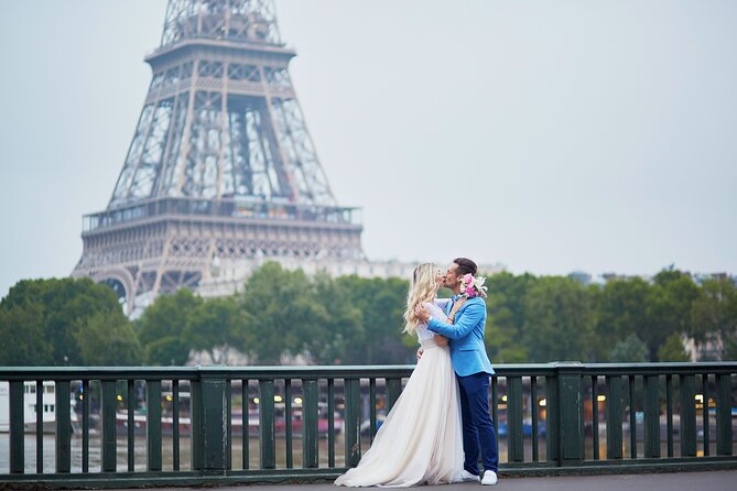 Private Romantic Photoshoot in Paris with Bouquet of Flowers - Where the shoot starts at Trocadéro