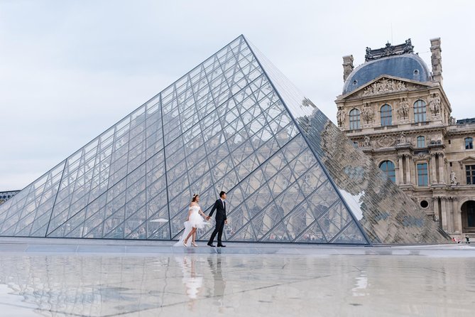 Proposal Photographer in Paris - Extra touches: flowers or champagne if you want the full moment