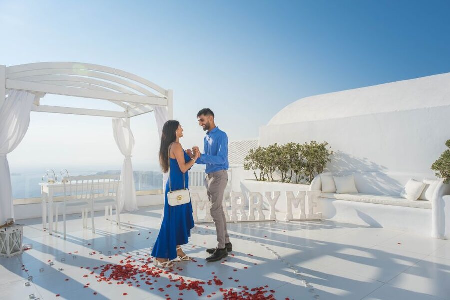 Proposal Photoshoot Santorini - A smooth 1-hour session: what to expect moment by moment