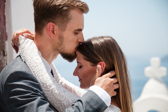 Proposal Photoshoot Santorini - Hidden photospots: why the photographer’s timing matters