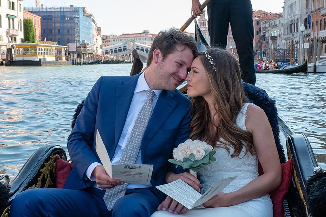 Renew your wedding vows on a romantic gondola - Why a gondola vow renewal in Venice works