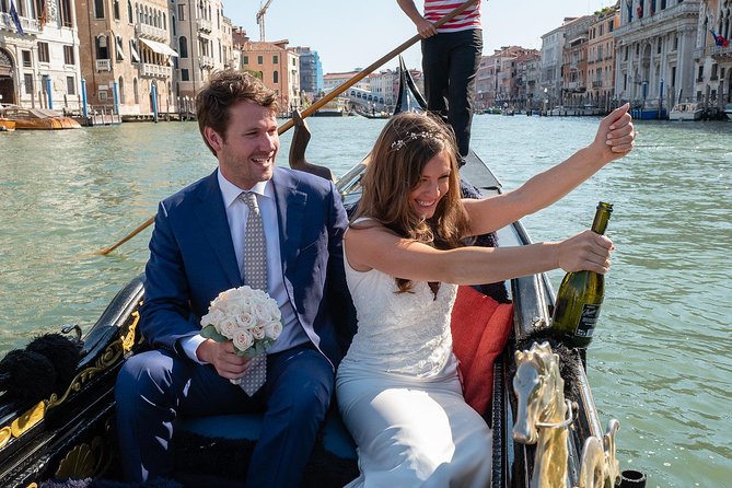 Renew your wedding vows on a romantic gondola - The vow renewal ceremony: what happens on the water