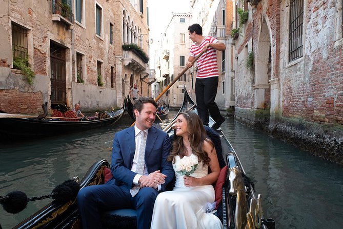 Renew your wedding vows on a romantic gondola - What’s included (and what you should plan for)