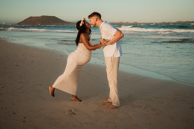 Romantic and fun couple shooting in Corralejo: capture your love! - Transfers from your hotel: turning a photo session into a no-stress plan