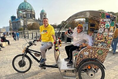 Romantic Berlin Rickshaw City and Photo Tour - incl. pick-up - Getting picked up near Brandenburg Gate