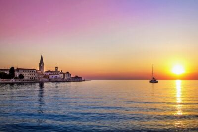 Romantic Boat Trip with Dolphin Watching - How the Dolphin Spotting Works: Look Out to Sea Together