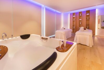 Romantic couple massage + SPA entry and private jacuzzi with cava - The couples massage: private room for two, built for real relaxation