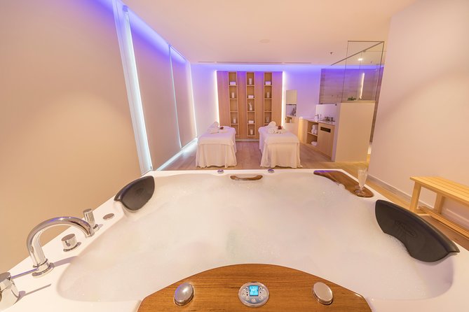 Romantic couple massage + SPA entry and private jacuzzi with cava - What to pack: the towel is provided, but swim basics are on you