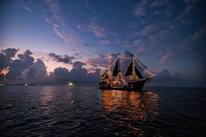 Romantic Dinner on a Spanish Galeon in Cancun - Live Saxophone and National Open Bar: How the Mood Gets Set