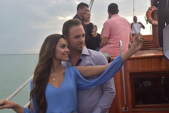 Romantic Experience Sunset Dinner Columbus in Cancun (2x1 price) - Small-Capacity Romance: Why 20 People Changes the Mood