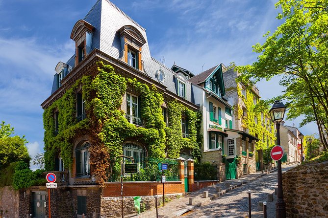 Romantic Montmartre: Paris Lost Lovers Exploration Game and Tour - Romantic Montmartre on a phone: what the experience really feels like