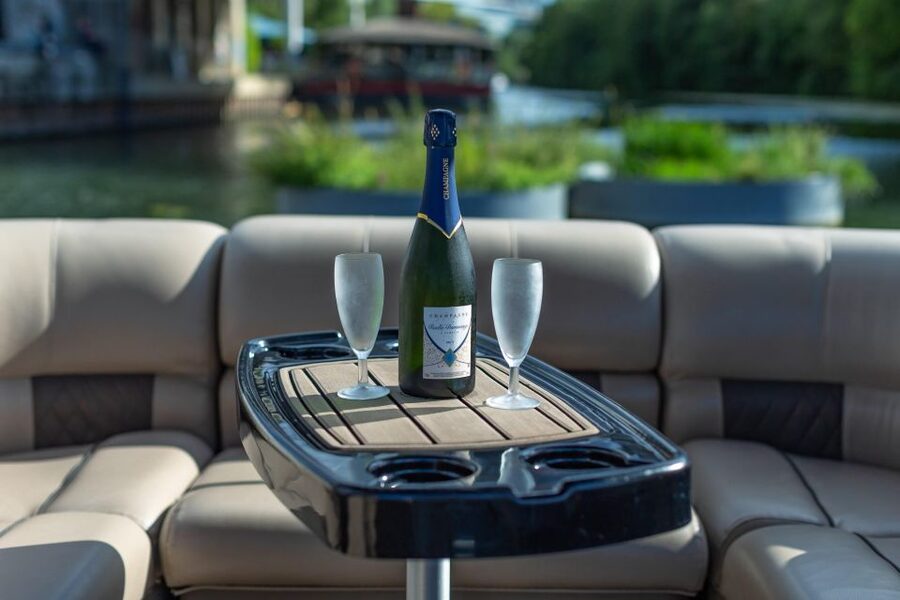 Romantic photo shooting on a private boat in Paris - Key things that make this boat photo shoot worth it