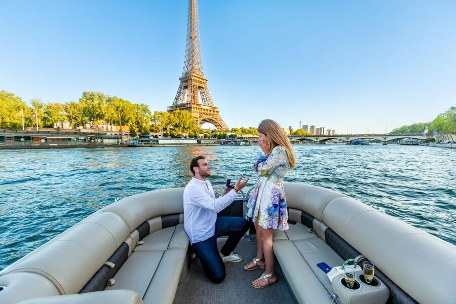 Romantic photo shooting on a private boat in Paris - A private Seine route that’s built for couples
