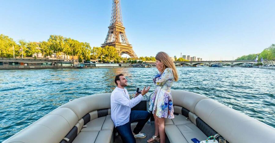 Romantic photo shooting on a private boat in Paris - What the 90-minute itinerary feels like on the water