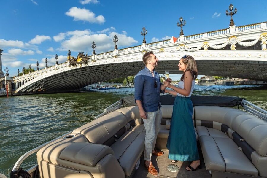 Romantic photo shooting on a private boat in Paris - The meeting point near Quai Liberté (and how to arrive ready)