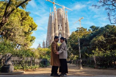 Romantic Photoshoot Experience for Couples in Barcelona - Your Meeting Point at Sagrada Familia Souvenir Shop