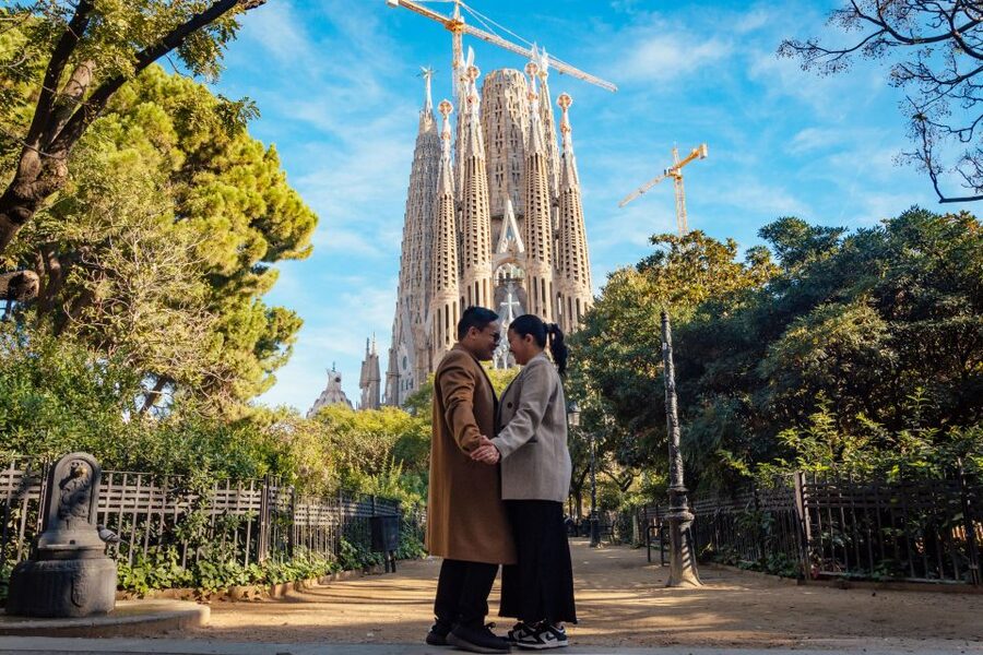 Romantic Photoshoot Experience for Couples in Barcelona - Your Meeting Point at Sagrada Familia Souvenir Shop