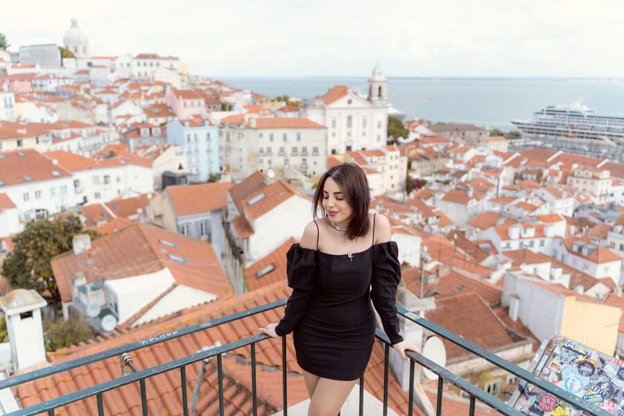 Romantic Photoshoot Experience for Couples in Lisbon - Romantic photos without hotel-room posing: why the setting matters