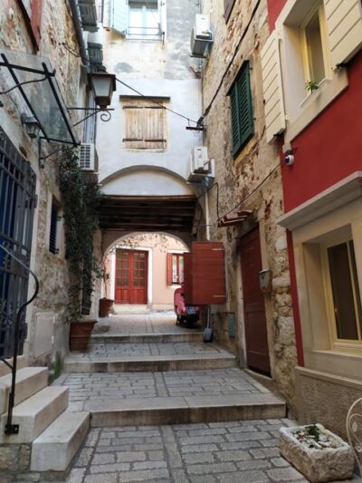 Romantic Rovinj - a private walking tour - Meeting at Trg na mostu: Start Where the Town’s Story Turns
