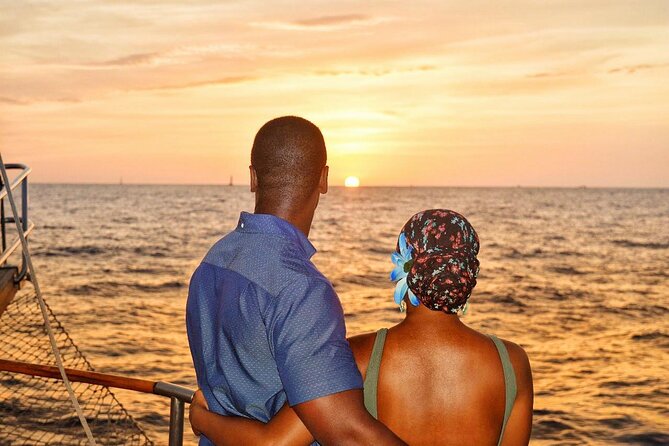Romantic Sailboat Sunset: Live Music, Premium Bar & Dinner -Cabos - What to bring for comfort (and to avoid ruining your photos)