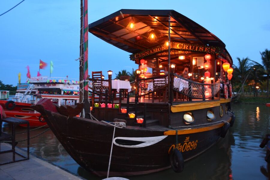 Romantic Sunset Dinner Cruise in Hoi An - The onboard rhythm: welcome cocktail, snack, then the slow dinner pace
